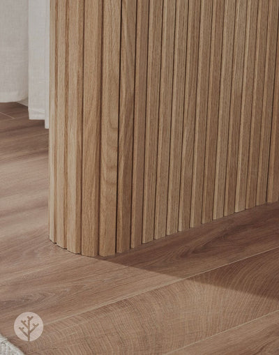 Close-up detail of Flutto oak slat pattern showing fine parallel lines in natural wood veneer